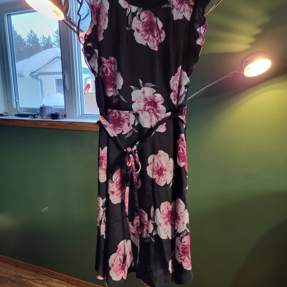 Floral print tulip sleeve dress - Picture 2 of 2